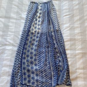 Sheer light weight blue printed maxi skirt w/ white built in slip | Hollister XS